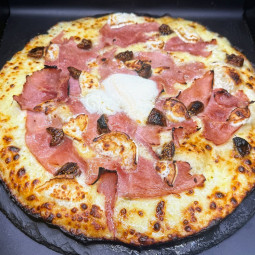 FIGUERAS : Crème fraîche, mozzarella 100 %, jambon blanc, chèvre, figues grillées, miel.