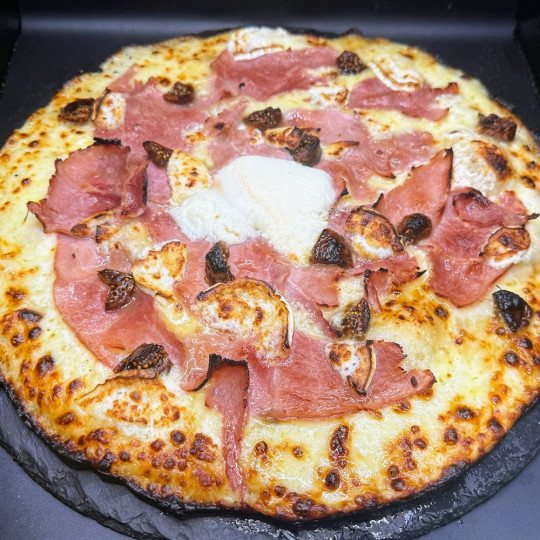 FIGUERAS : Crème fraîche, mozzarella 100 %, jambon blanc, chèvre, figues grillées, miel.