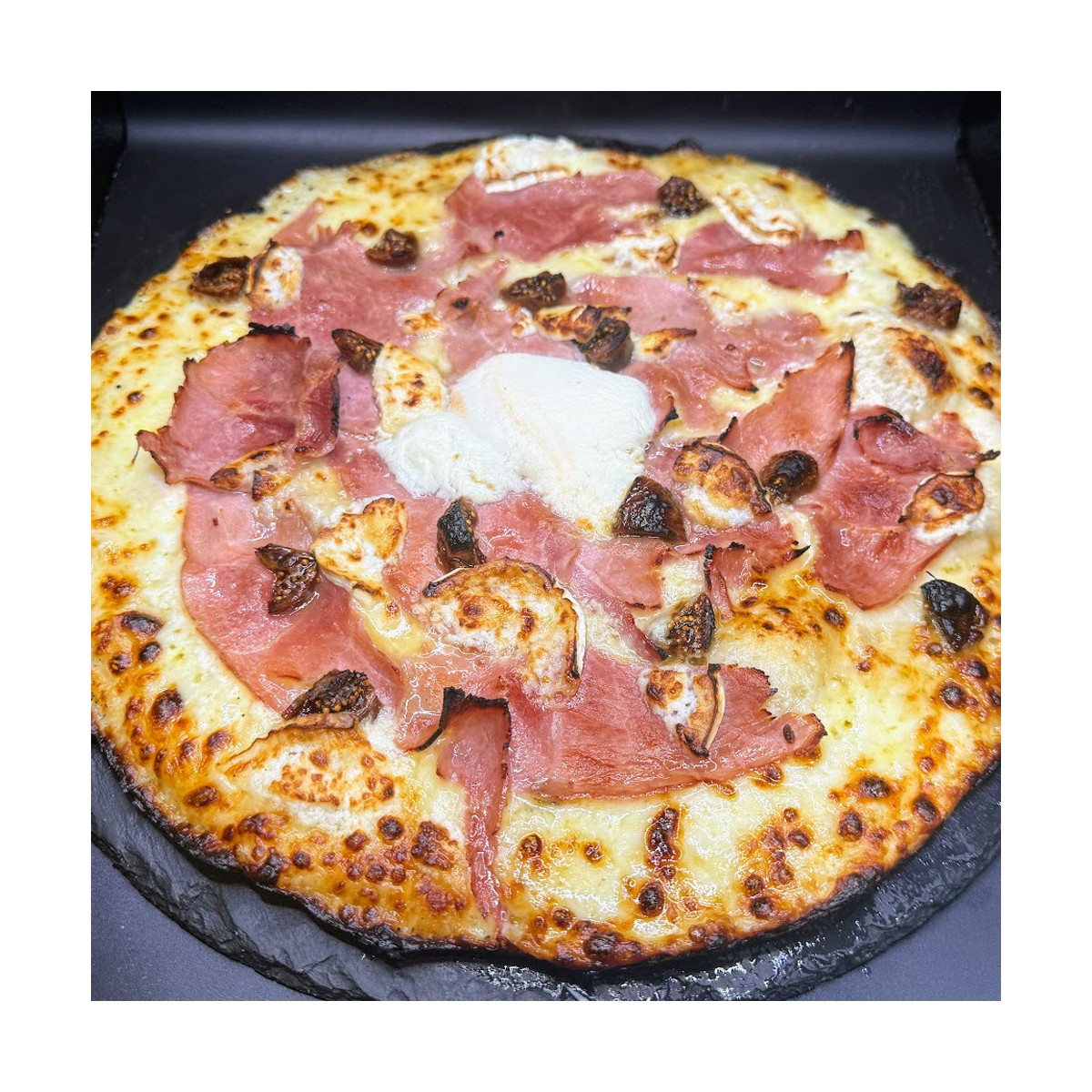 FIGUERAS : Crème fraîche, mozzarella 100 %, jambon blanc, chèvre, figues grillées, miel.