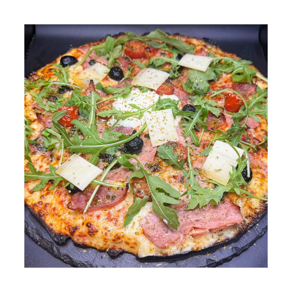 ITALIENNE : Sauce tomate maison, mozzarella 100 %, jambon blanc, olives, tomates cerises, roquette, Comté AOC, origan.