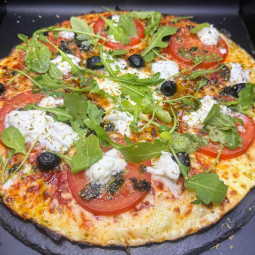 MARGHERITA DI BUFALA : Sauce tomate maison, mozzarella 100 %, rondelles de tomate, mozzarella di bufala, roquette, origan.