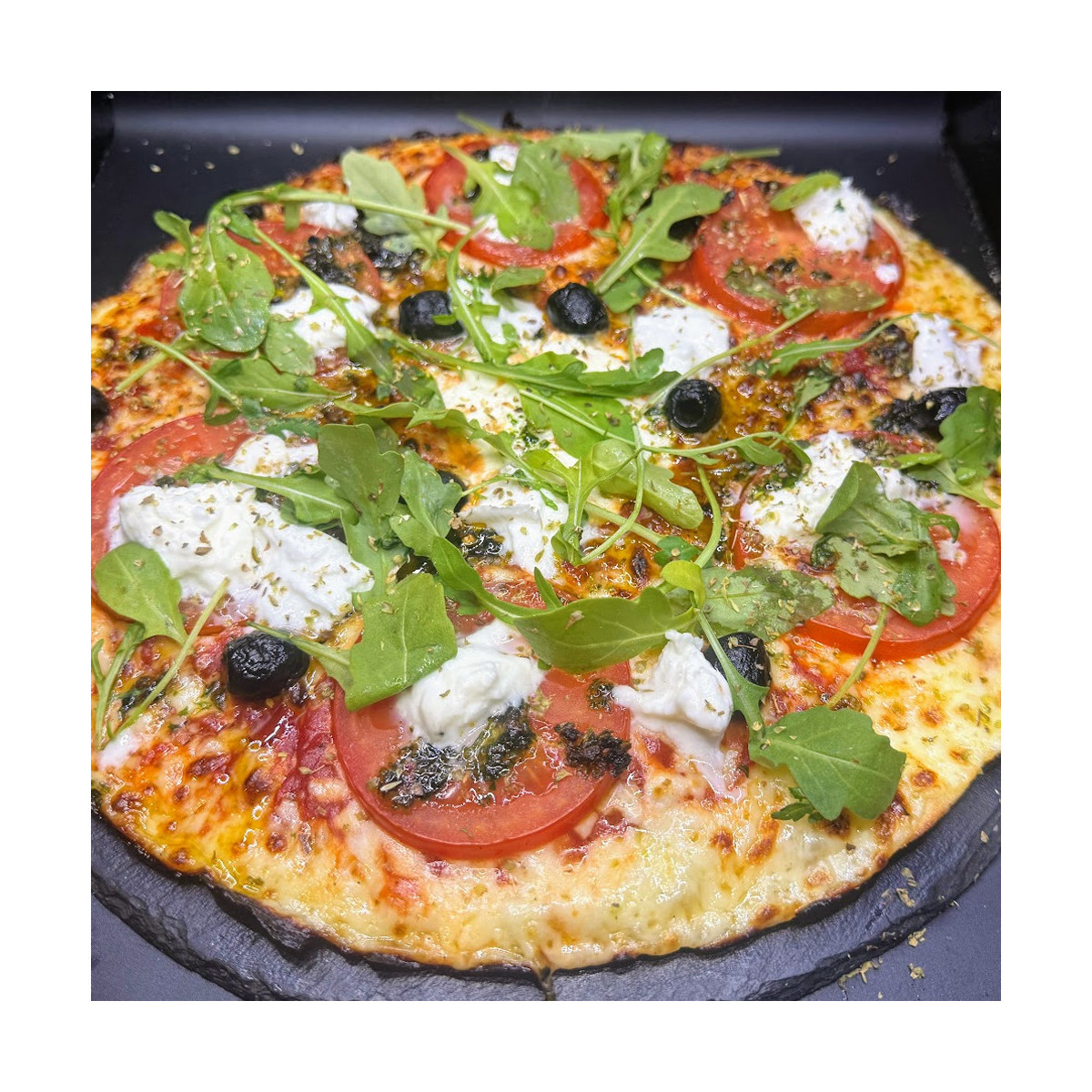 MARGHERITA DI BUFALA : Sauce tomate maison, mozzarella 100 %, rondelles de tomate, mozzarella di bufala, roquette, origan.