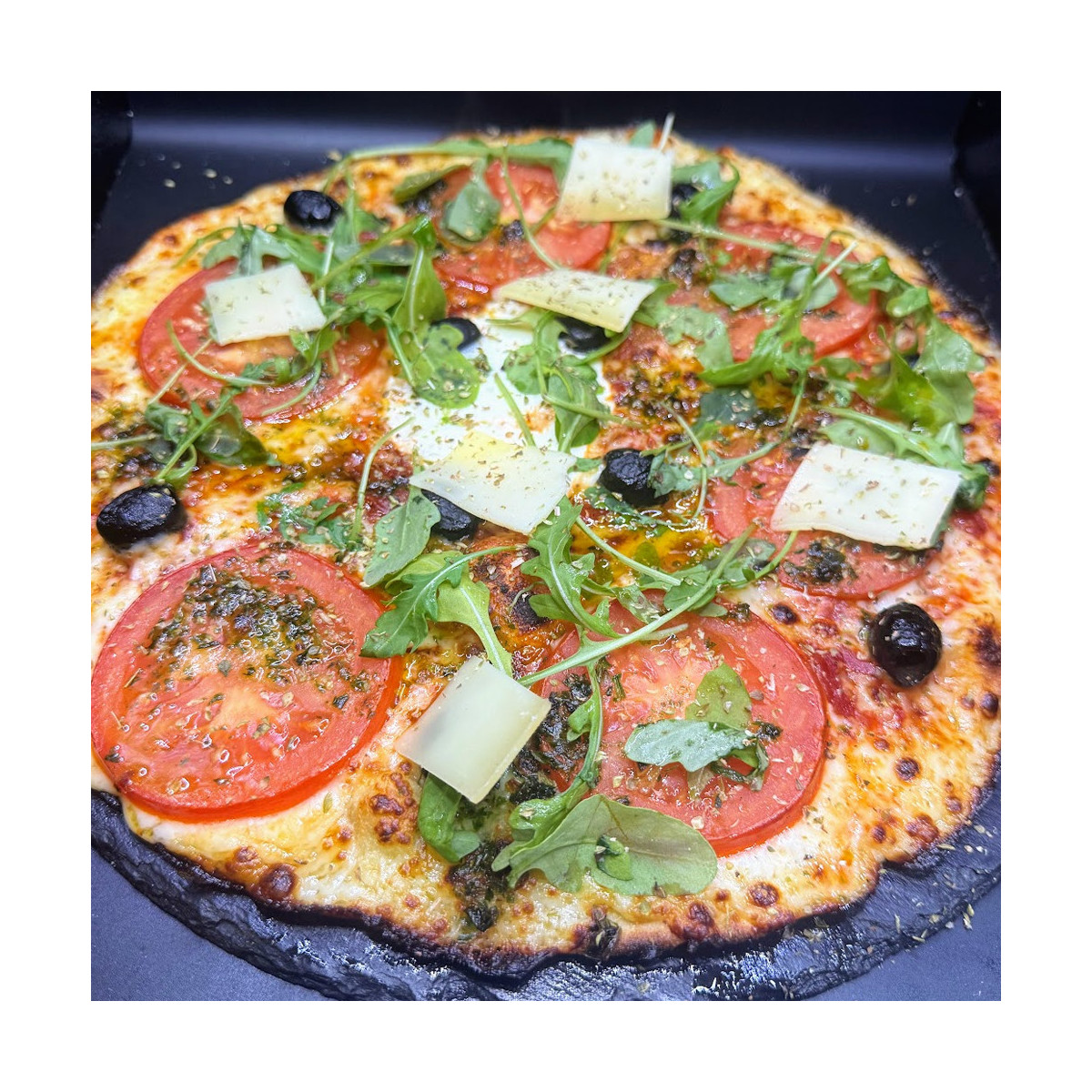 MARGHERITA DU CHEF : Sauce tomate maison, mozzarella 100 %, rondelles de tomate, olives, roquette, Comté AOC, origan.