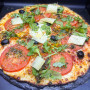 MARGHERITA DU CHEF : Sauce tomate maison, mozzarella 100 %, rondelles de tomate, olives, roquette, Comté AOC, origan.