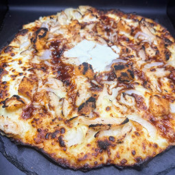 POULET BB CLASSIQUE : Crème fraîche, sauce barbecue, mozzarella 100 %, poulet, oignons, origan (halal).