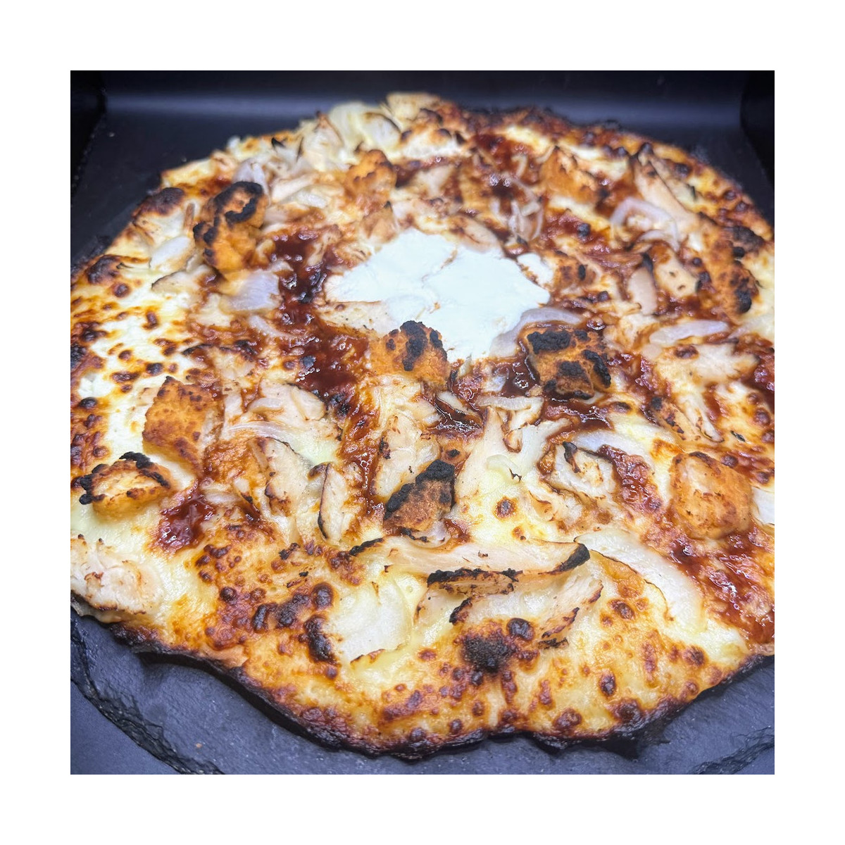 POULET BB CLASSIQUE : Crème fraîche, sauce barbecue, mozzarella 100 %, poulet, oignons, origan (halal).