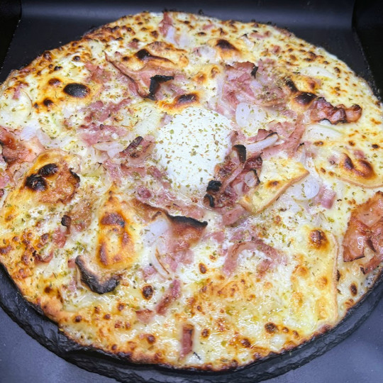 RACLETTE : Crème fraîche, mozzarella 100%, lardons, poitrine fumée, raclette, oignons, origan.