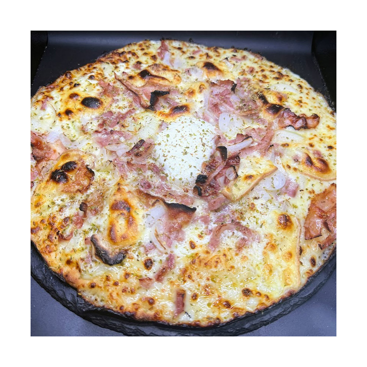 RACLETTE : Crème fraîche, mozzarella 100%, lardons, poitrine fumée, raclette, oignons, origan.