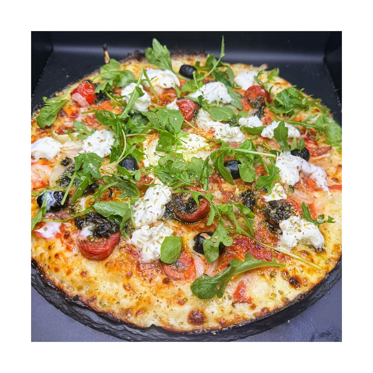 SAUMON DI BUFALA : S. tomate du Chef, mozzarella 100%, saumon sauvage, t. cerises, olives, di bufala, oignons, Roquettes, origan