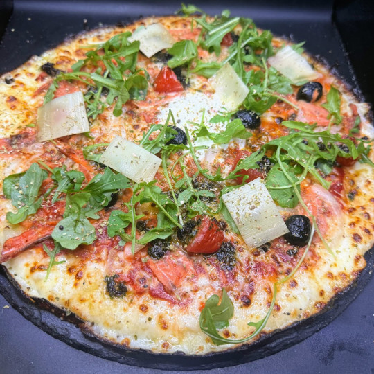 SAUMON DU CHEF : S. tomate du Chef, mozzarella 100%, saumon sauvage, t. cerises, olives, oignons, compté, roquettes, origan