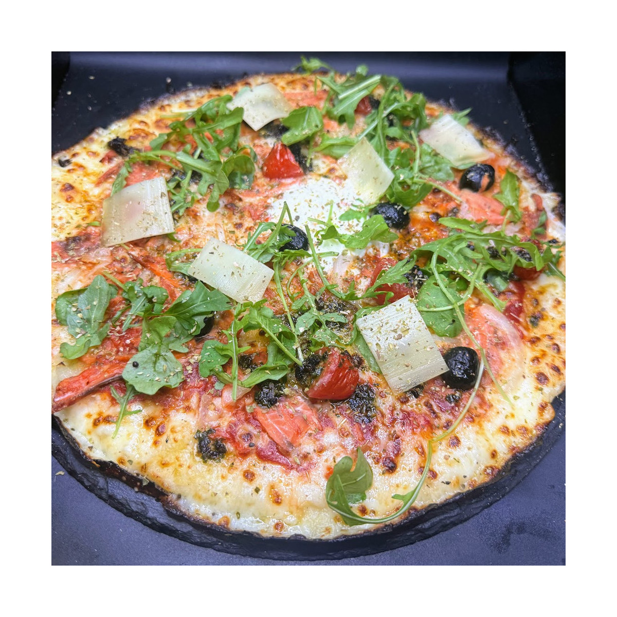 SAUMON DU CHEF : S. tomate du Chef, mozzarella 100%, saumon sauvage, t. cerises, olives, oignons, compté, roquettes, origan