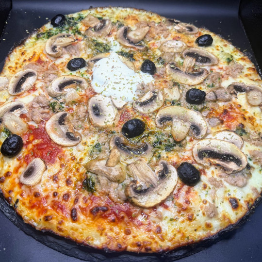 THON CHAMPIGNONS : Sauce tomate du Chef, mozzarella 100%, thon, champignons, olives, origan