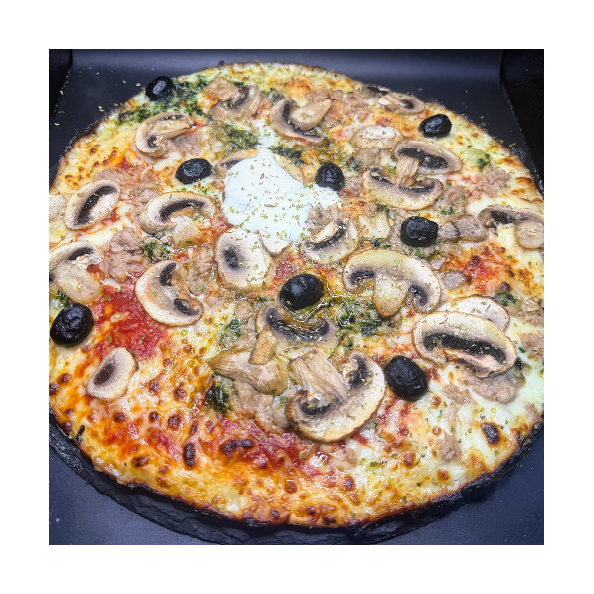 THON CHAMPIGNONS : Sauce tomate du Chef, mozzarella 100%, thon, champignons, olives, origan