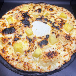 TROPICANA : Crème fraîche, mozzarella 100%, camembert, comté, ananas, miel.