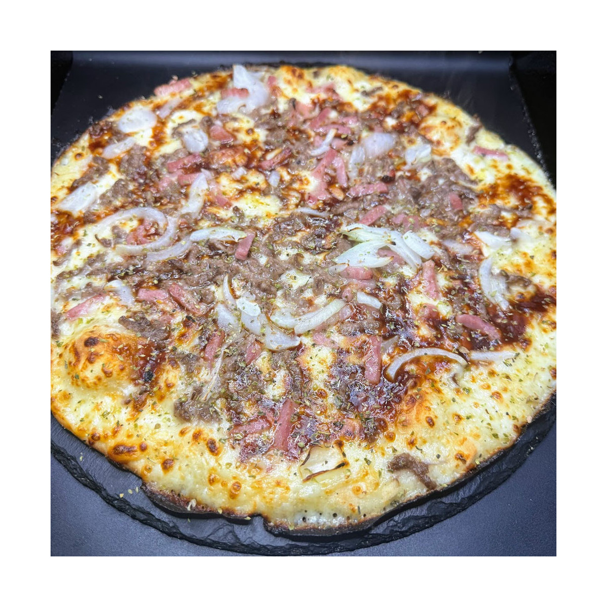 TEXAN  : Crème fraîche, sauce barbecue, mozzarella 100 %, Steak haché, lardon, oignons, comté, origan.