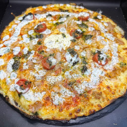 TURKIE : Sauce tomate maison, mozzarella 100 %, Viande kebab, tomates cerise, oignons, sauce blanche et persil fait maison