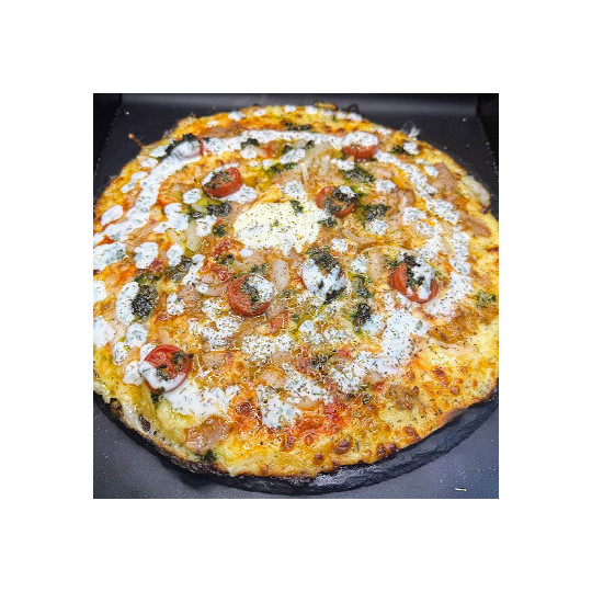 TURKIE : Sauce tomate maison, mozzarella 100 %, Viande kebab, tomates cerise, oignons, sauce blanche et persil fait maison