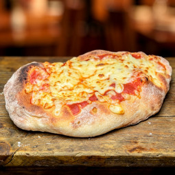 Pinsa Margherita : Pâte épaisse romana, sauce tomate, mozzarella 100 % (env. 19 cm x 13 cm).