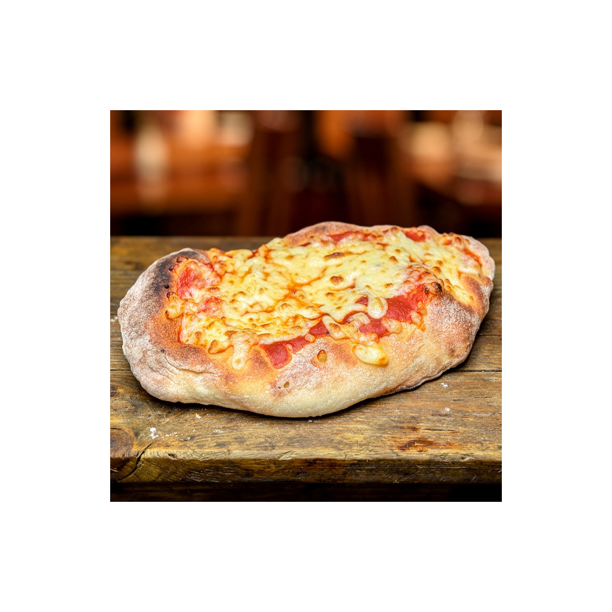 Pinsa Margherita : Pâte épaisse romana, sauce tomate, mozzarella 100 % (env. 19 cm x 13 cm).