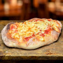 Pinsa Margherita : Pâte épaisse romana, sauce tomate, mozzarella 100 % (env. 19 cm x 13 cm).