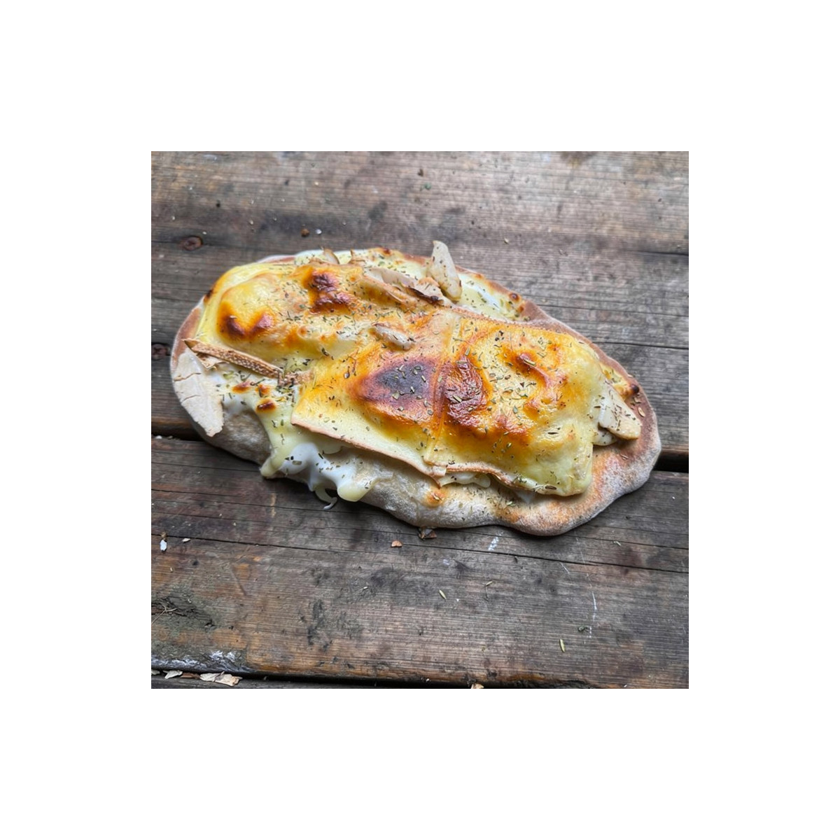 Pinsa poulet raclette : Pâte épaisse romana, sauce tomate du chef, mozzarella 100 %, poulet, raclette. (env 19 cm x 13 cm)