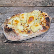 Pinsa reblo-roquefort : Pâte épaisse romana, sauce tomate du chef, mozzarella 100 %, reblochon, roquefort. (env 19 cm x 13 cm)