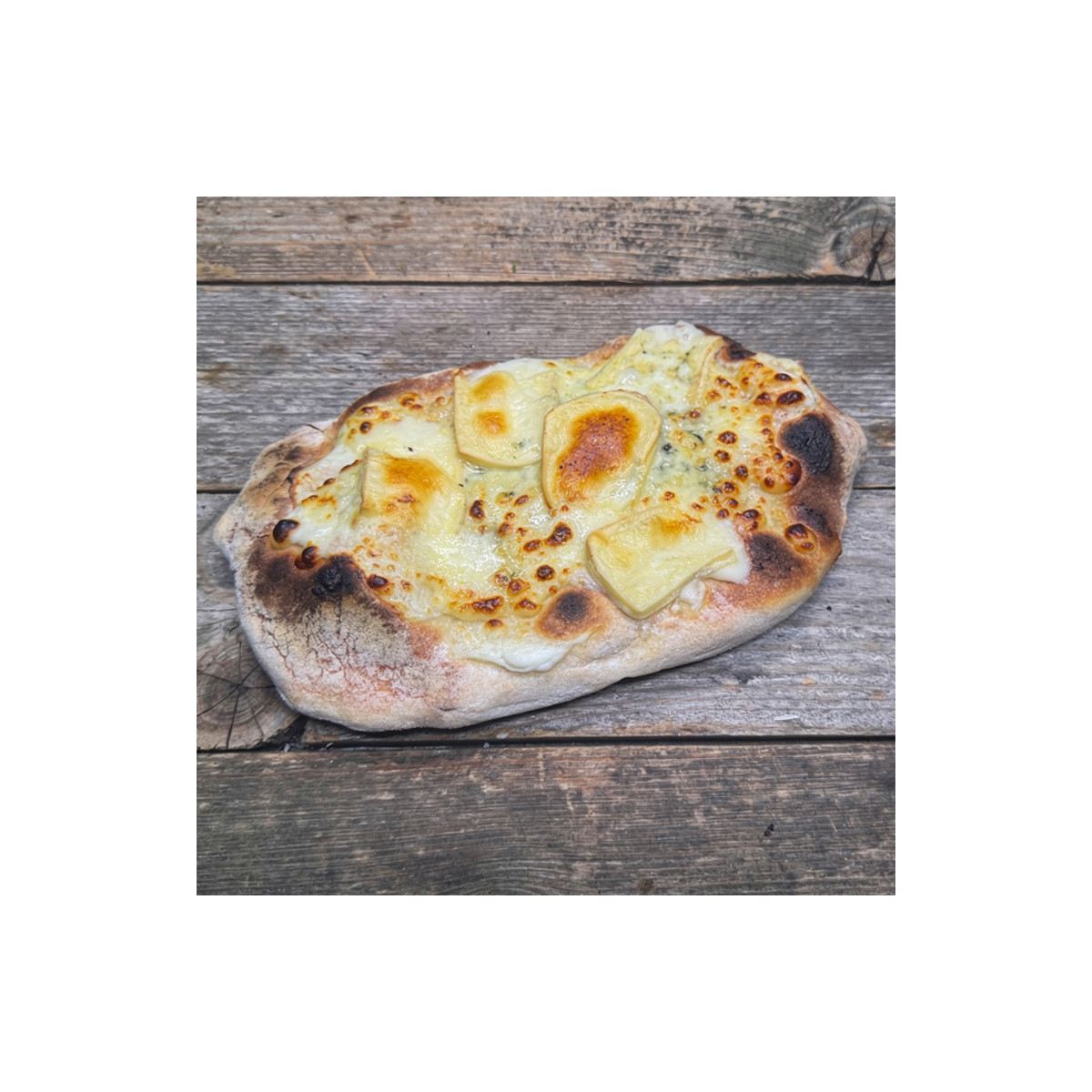 Pinsa reblo-roquefort : Pâte épaisse romana, sauce tomate du chef, mozzarella 100 %, reblochon, roquefort. (env 19 cm x 13 cm)