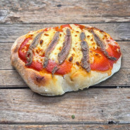 Pinsa anchois : Pâte épaisse romana, sauce tomate du chef, mozzarella 100 %, anchois (env 19 cm x 13 cm)