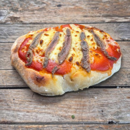 Pinsa anchois : Pâte épaisse romana, sauce tomate du chef, mozzarella 100 %, anchois (env 19 cm x 13 cm)