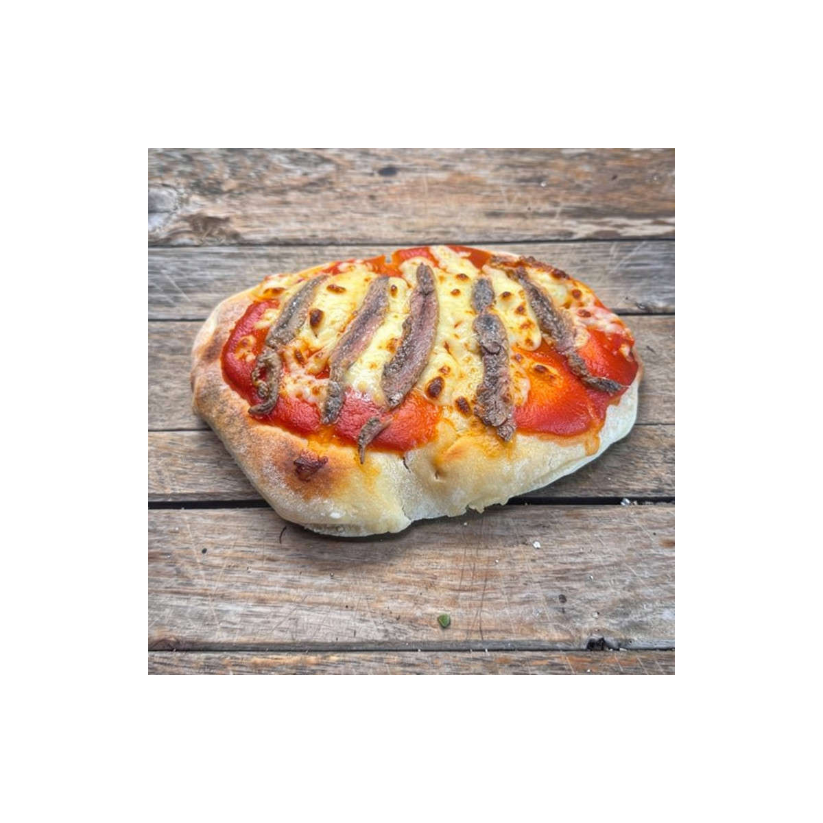 Pinsa anchois : Pâte épaisse romana, sauce tomate du chef, mozzarella 100 %, anchois (env 19 cm x 13 cm)