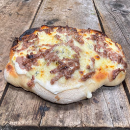 Pinsa viande hachée roquefort : P. épaisse romana, s. t. du chef, mozza 100 %, viande hachée, roquefort. (env 19 cm x 13 cm)