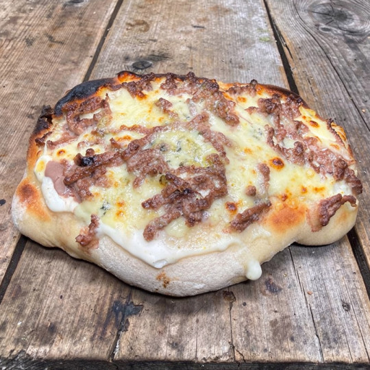 Pinsa viande hachée roquefort : P. épaisse romana, s. t. du chef, mozza 100 %, viande hachée, roquefort. (env 19 cm x 13 cm)