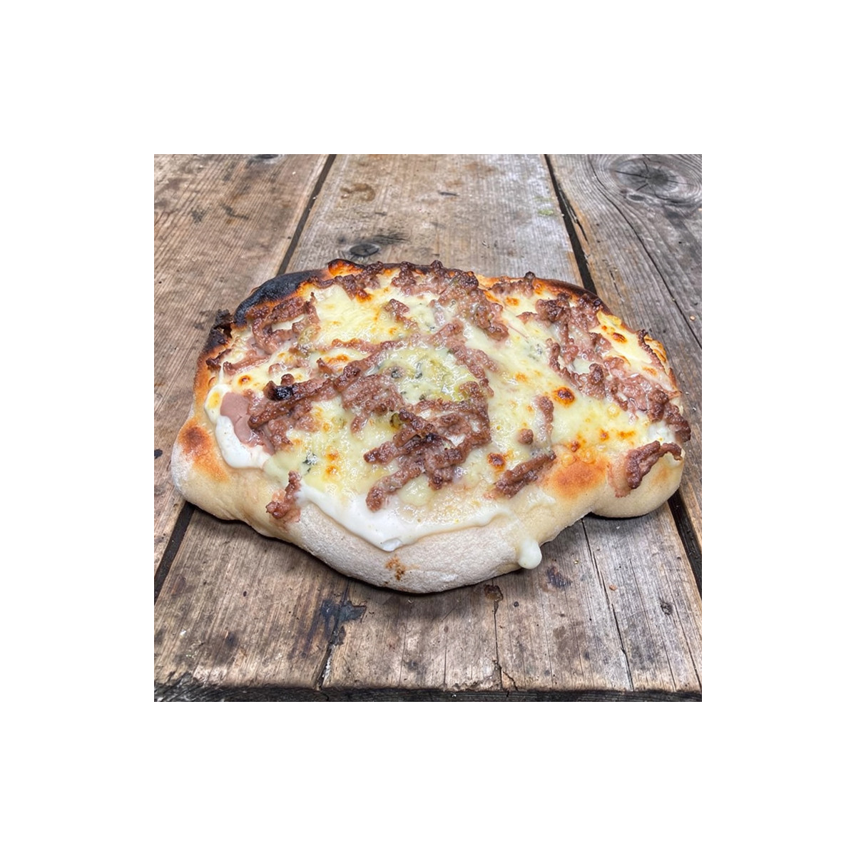 Pinsa viande hachée roquefort : P. épaisse romana, s. t. du chef, mozza 100 %, viande hachée, roquefort. (env 19 cm x 13 cm)