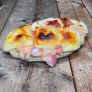 Pinsa poitrine raclette : Pâte épaisse romana, sauce tomate du chef, mozza 100 %, poitrine fumée, raclette. (env 19 cm x 13 cm)