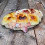 Pinsa poitrine raclette : Pâte épaisse romana, sauce tomate du chef, mozza 100 %, poitrine fumée, raclette. (env 19 cm x 13 cm)