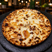 4 FROMAGES : Crème fraîche, double mozzarella 100 %, reblochon, chèvre, roquefort.