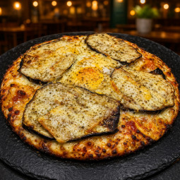 AUBERGINE : Sauce tomate maison, mozzarella 100 %, grandes tranches d'aubergine, double comté,  œuf gratiné, origan