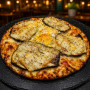 AUBERGINE : Sauce tomate maison, mozzarella 100 %, grandes tranches d'aubergine, double comté,  œuf gratiné, origan