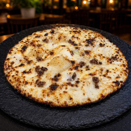 AUTHENTIQUE : Crème fraîche, mozzarella 100 %, camembert, raclette, oignons, figues grillées, miel.