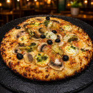 BERGERE : Sauce tomate maison, mozzarella 100 %, artichauts à la romaine, champignons, chèvre, olives, origan.