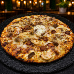 BIG BEEFS BB : Crème fraîche, barbecue, mozzarella 100 %, boulettes, merguez, poulet, oignons, comté (halal).