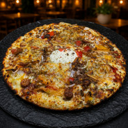 BUFFALO : Crème fraîche, mozzarella 100 %, steak haché, merguez, poivrons grillés, oignons, comté, barbecue (halal).