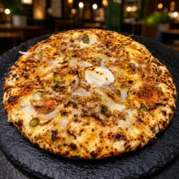 BURGER : Crème fraîche, mozzarella 100 %, steak haché, oignons, cornichons, comté, sauce burger & BB