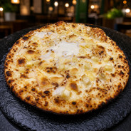 CAMPAGNARDE : Crème fraîche, mozzarella 100 %, Lardons, raclette, pommes de terre rissolées, oignons.