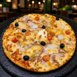 CAMPIONE : Sauce tomate maison, mozzarella 100 %, steak haché, tomates cerises, oignons, olives, comté (halal).