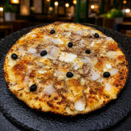 CAMPIONE CAMEMBERT : Steak haché, oignons, olives, camembert rustique, origan (halal).