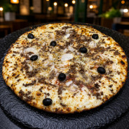 CAMPIONE ROQUEFORT : Sauce tomate maison, mozzarella 100 %, steak haché, oignons, olives, roquefort, origan (halal).