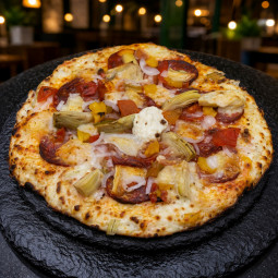 CHEF CHORIZO : Sauce tomate maison, mozzarella 100 %, chorizo, artichauts, poivrons grillés, oignons, comté, origan.