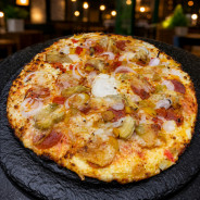 CHEF PEPPERONI : Sauce tomate maison, mozzarella 100 %, pepperoni, artichauts, poivrons grillés, oignons, olives, comté (halal).