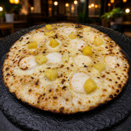 CHEVRE ANANAS : Crème fraîche, mozzarella 100 %, chèvre, ananas, miel.